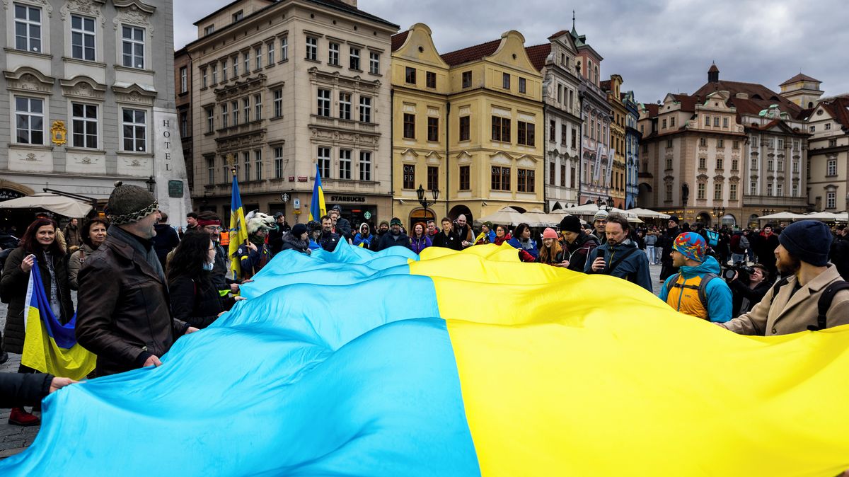 Foto: „Putine, odejdi,“ řekl na Staromáku velvyslanec. Promluvil i prezident